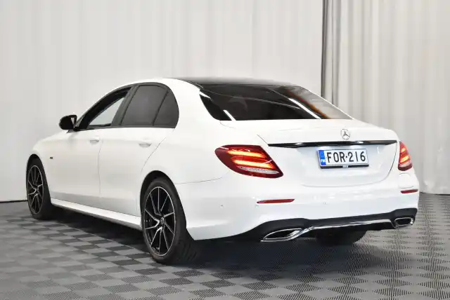 Valkoinen Sedan, Mercedes-Benz E – FOR-216