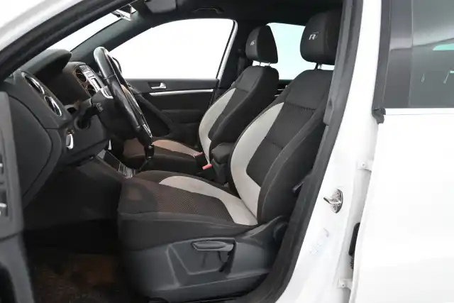 Valkoinen Maastoauto, Volkswagen Tiguan – FOR-429