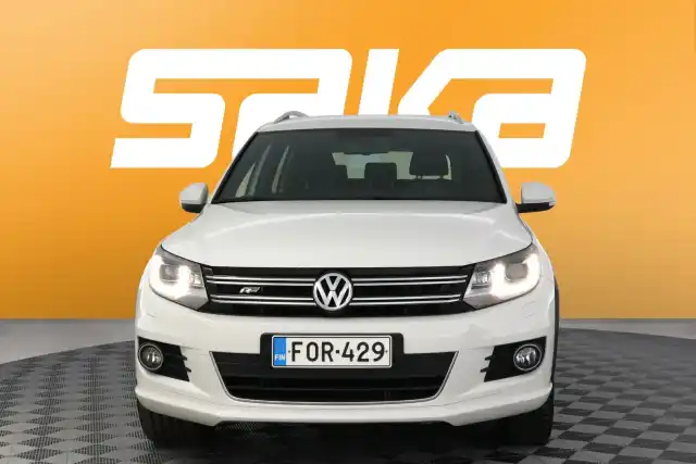 Valkoinen Maastoauto, Volkswagen Tiguan – FOR-429