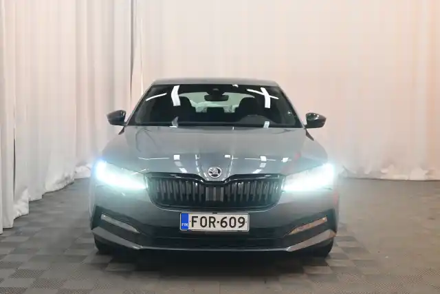 Harmaa Sedan, Skoda Superb – FOR-609