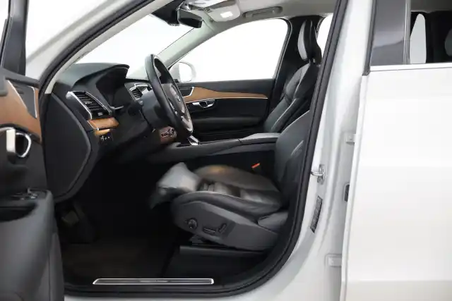 Harmaa Maastoauto, Volvo XC90 – FOU-719