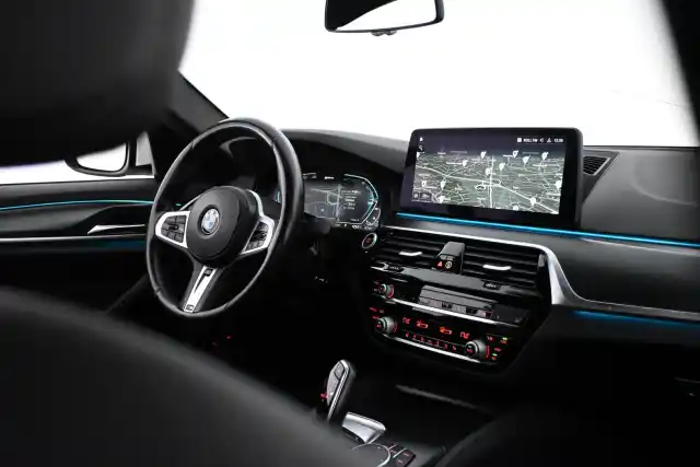 Valkoinen Sedan, BMW 530 – FOU-768