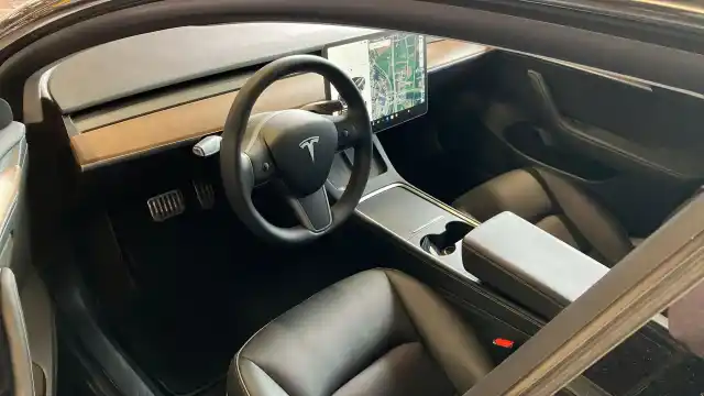 Harmaa Sedan, Tesla Model 3 – FOV-928