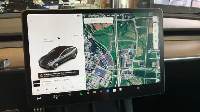 Harmaa Sedan, Tesla Model 3 – FOV-928