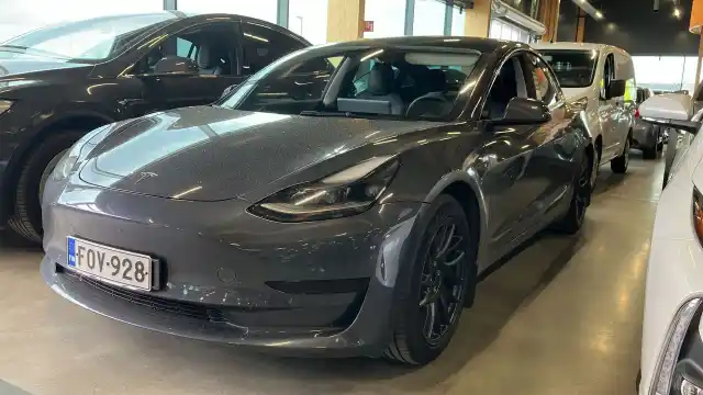 Harmaa Sedan, Tesla Model 3 – FOV-928