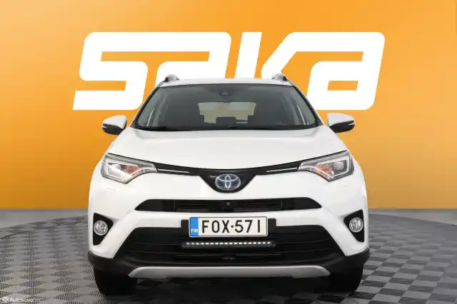 Valkoinen Maastoauto, Toyota RAV4 – FOX-571