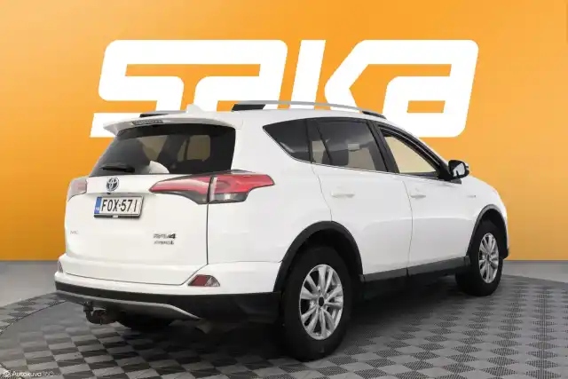 Valkoinen Maastoauto, Toyota RAV4 – FOX-571