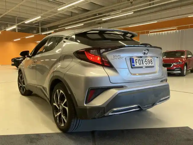 Harmaa Maastoauto, Toyota C-HR – FOX-598