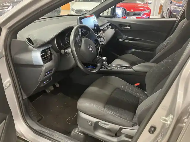 Harmaa Maastoauto, Toyota C-HR – FOX-598