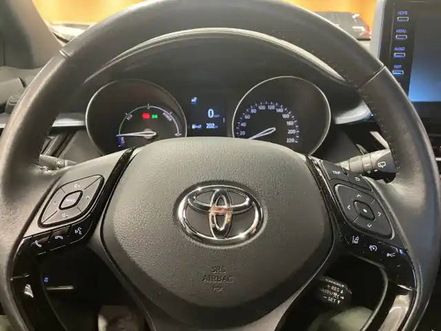 Harmaa Maastoauto, Toyota C-HR – FOX-598