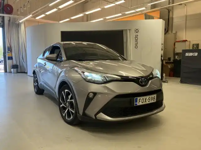 Harmaa Maastoauto, Toyota C-HR – FOX-598