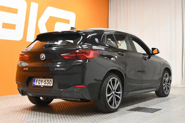 Musta Maastoauto, BMW X2 – FOY-530