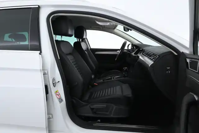 Valkoinen Farmari, Volkswagen Passat – FOY-536