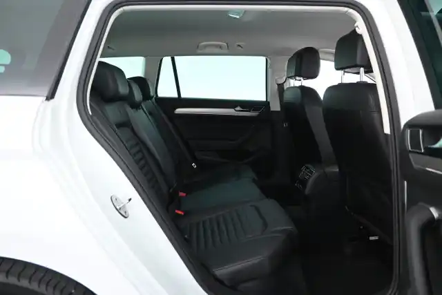 Valkoinen Farmari, Volkswagen Passat – FOY-536