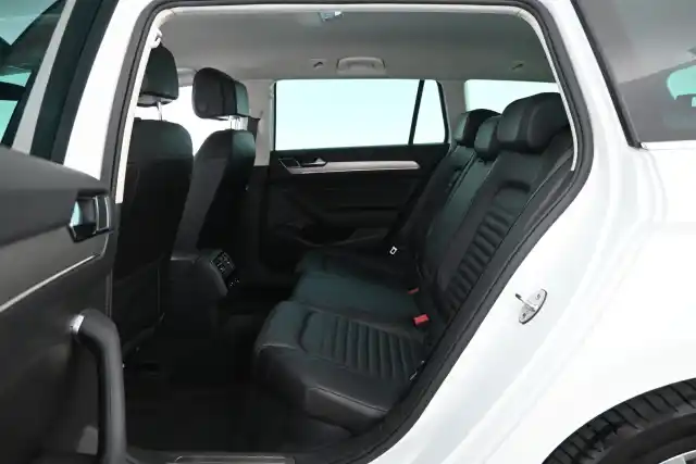 Valkoinen Farmari, Volkswagen Passat – FOY-536