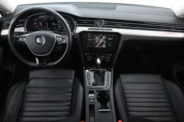 Valkoinen Farmari, Volkswagen Passat – FOY-536