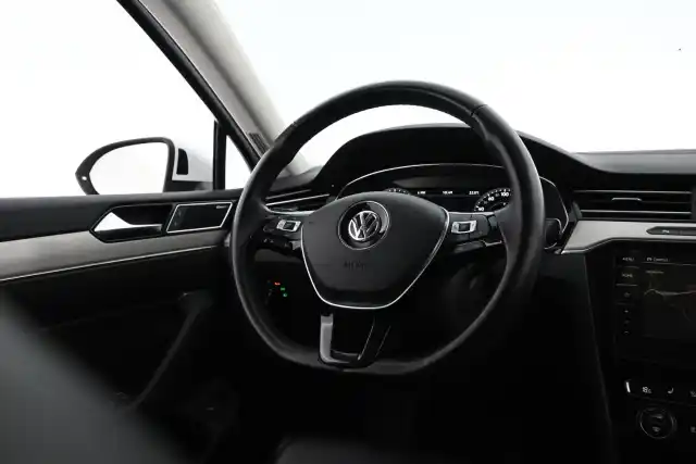Valkoinen Farmari, Volkswagen Passat – FOY-536