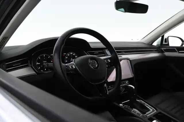 Valkoinen Farmari, Volkswagen Passat – FOY-536