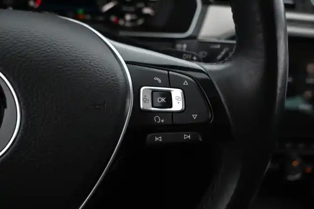 Valkoinen Farmari, Volkswagen Passat – FOY-536