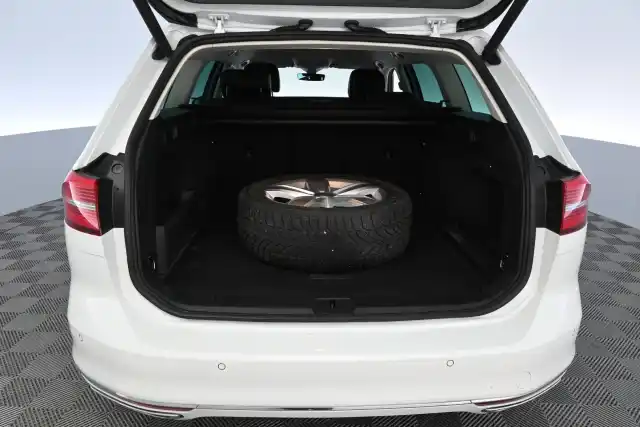 Valkoinen Farmari, Volkswagen Passat – FOY-536