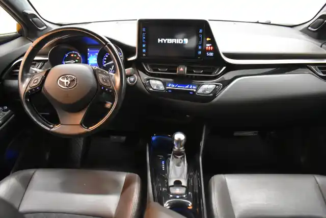 Valkoinen Maastoauto, Toyota C-HR – FOY-568