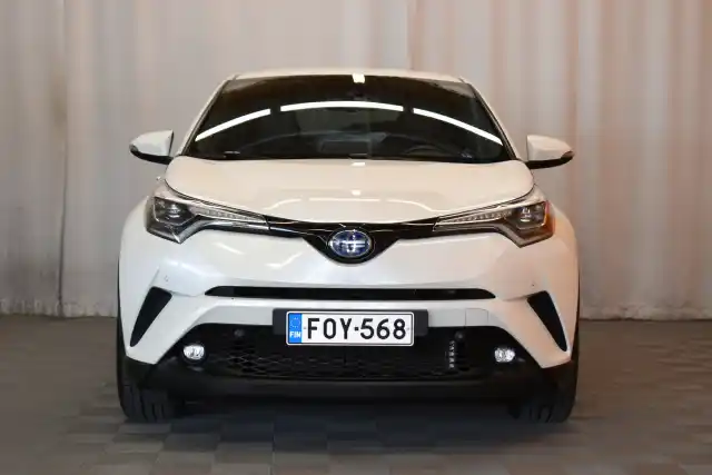 Valkoinen Maastoauto, Toyota C-HR – FOY-568