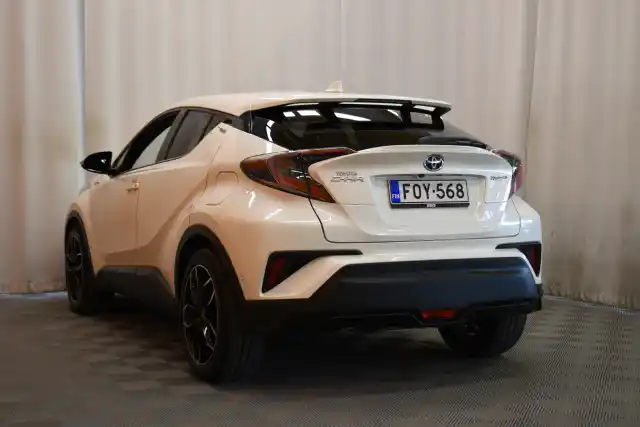 Valkoinen Maastoauto, Toyota C-HR – FOY-568