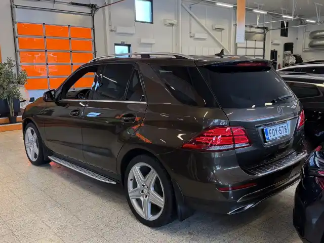 Ruskea Maastoauto, Mercedes-Benz GLE – FOY-578