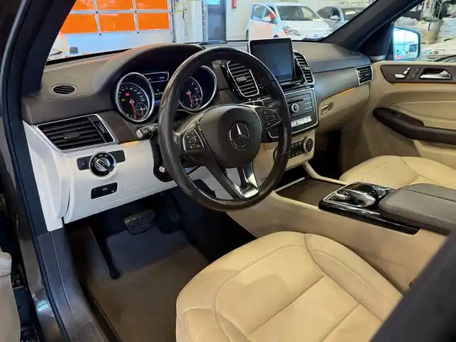 Ruskea Maastoauto, Mercedes-Benz GLE – FOY-578