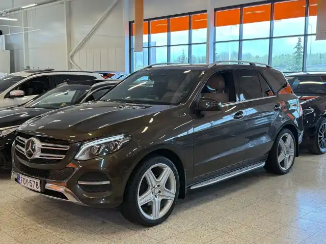 Ruskea Maastoauto, Mercedes-Benz GLE – FOY-578
