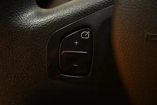 Valkoinen Pakettiauto, Opel Vivaro – FOZ-814