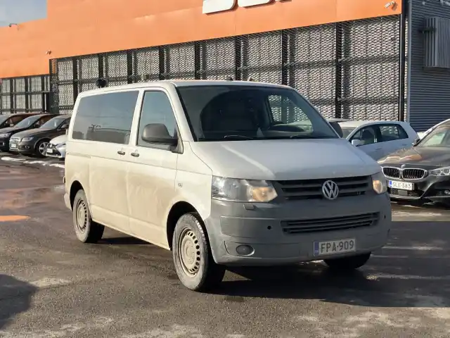 Valkoinen Tila-auto, Volkswagen Transporter – FPA-909