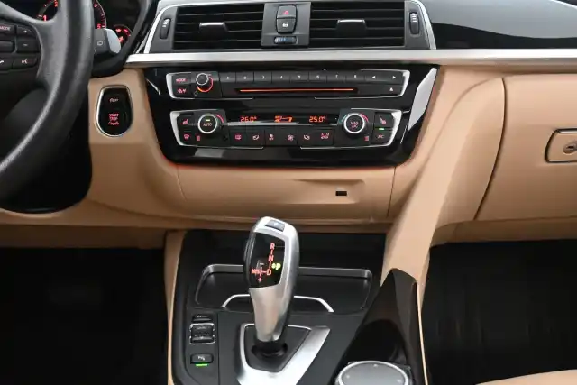 Harmaa Farmari, BMW 320 – FPB-982