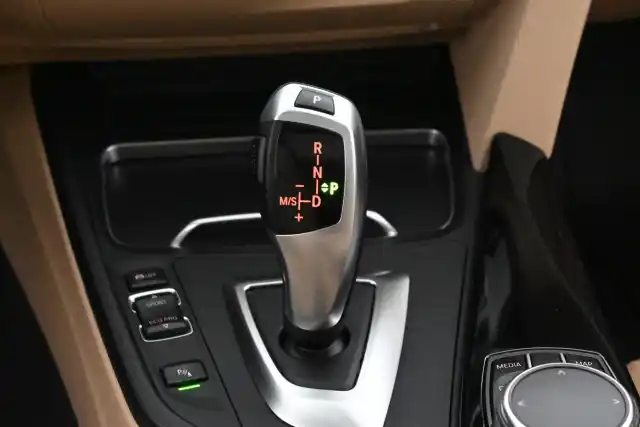 Harmaa Farmari, BMW 320 – FPB-982