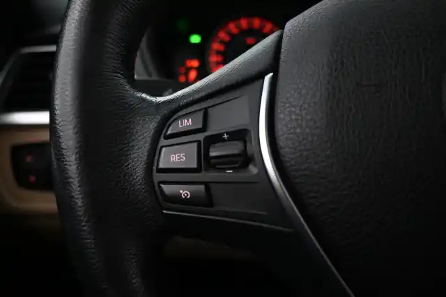 Harmaa Farmari, BMW 320 – FPB-982