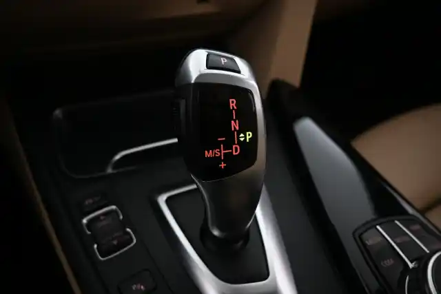 Harmaa Farmari, BMW 320 – FPB-982