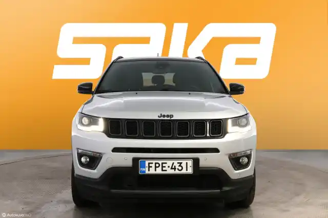 Harmaa Maastoauto, Jeep Compass – FPE-431