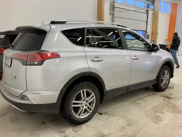 Harmaa Maastoauto, Toyota RAV4 – FPG-217