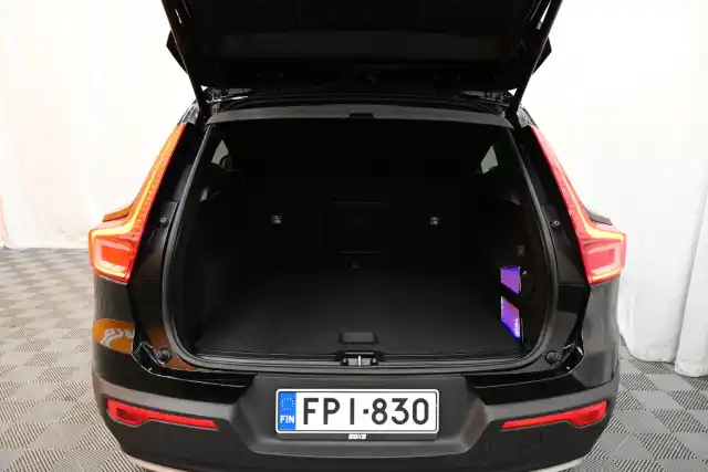 Musta Maastoauto, Volvo XC40 – FPI-830