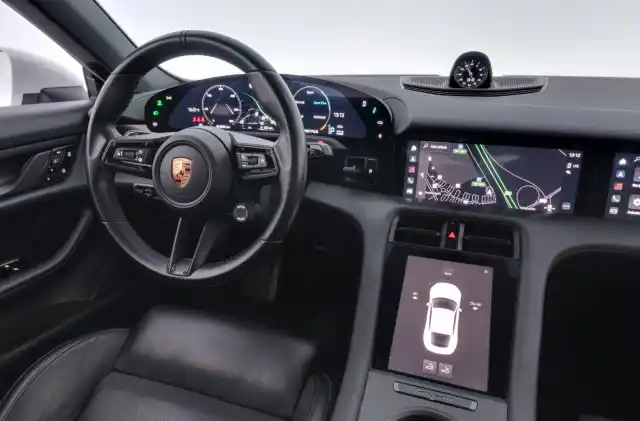Valkoinen Sedan, Porsche Taycan – FPM-418
