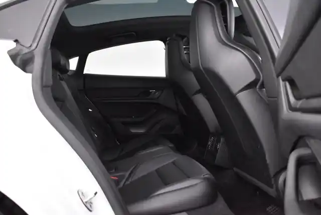 Valkoinen Sedan, Porsche Taycan – FPM-418