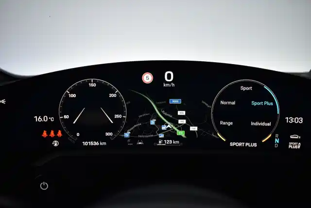 Valkoinen Sedan, Porsche Taycan – FPM-418