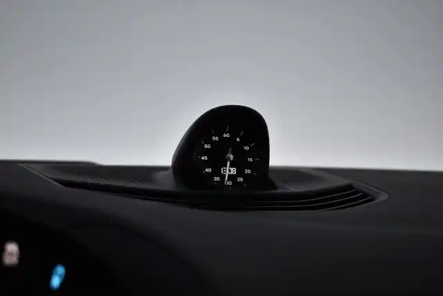 Valkoinen Sedan, Porsche Taycan – FPM-418