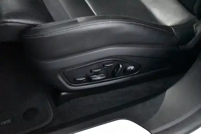 Valkoinen Sedan, Porsche Taycan – FPM-418