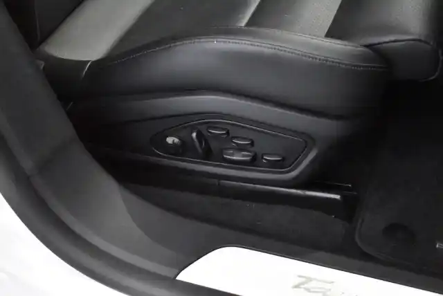 Valkoinen Sedan, Porsche Taycan – FPM-418