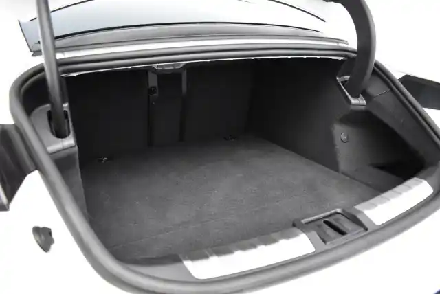 Valkoinen Sedan, Porsche Taycan – FPM-418