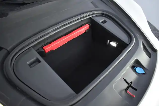 Valkoinen Sedan, Porsche Taycan – FPM-418