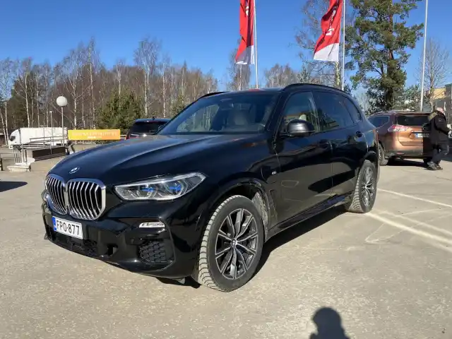 Musta Maastoauto, BMW X5 – FPO-877