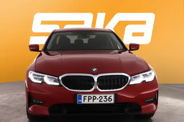 Punainen Sedan, BMW 330 – FPP-236