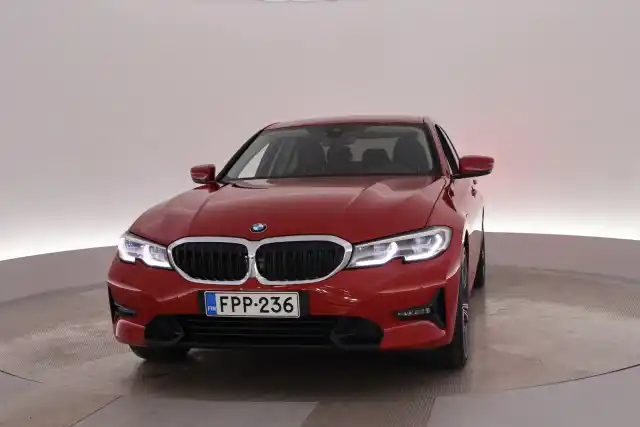 Punainen Sedan, BMW 330 – FPP-236